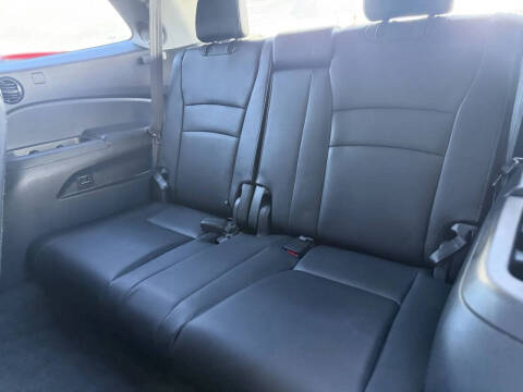 2022 Honda Pilot Touring w/Rear Captain's Chairs