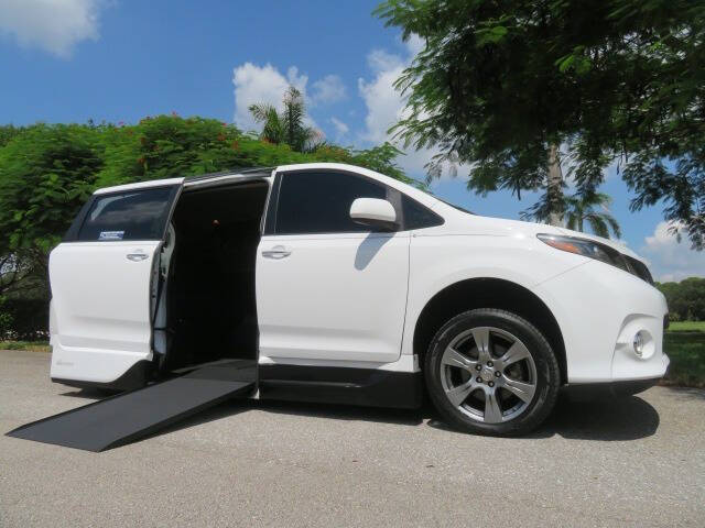 2017 Toyota Sienna SE Premium 8-Passenger