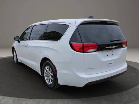 2025 Chrysler Voyager LX
