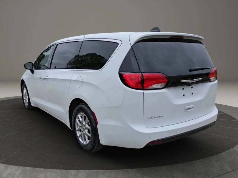 2025 Chrysler Voyager LX