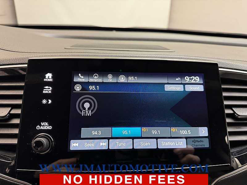 2022 Honda Pilot Touring w/Rear Captain's Chairs