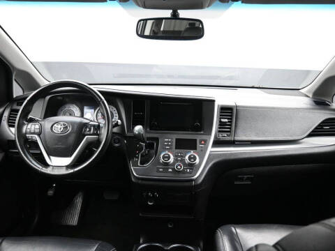 2017 Toyota Sienna SE Premium 8-Passenger