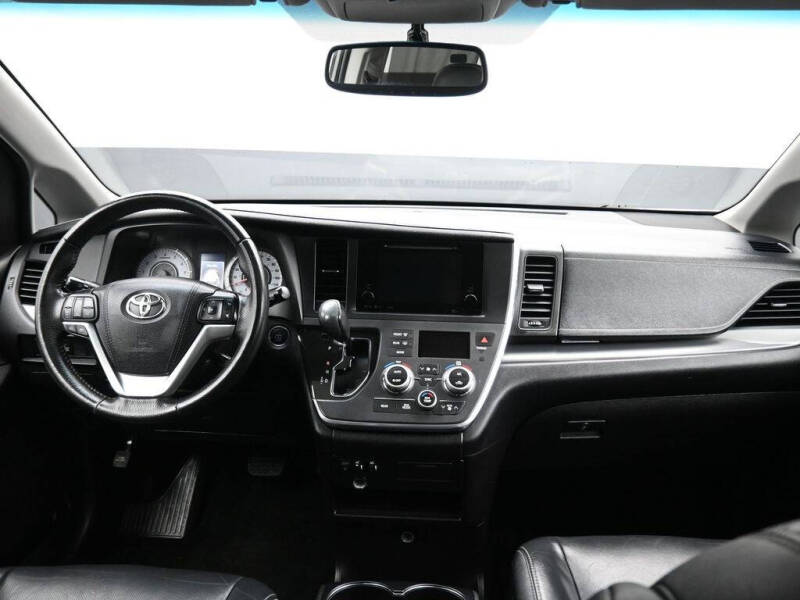 2017 Toyota Sienna SE Premium 8-Passenger