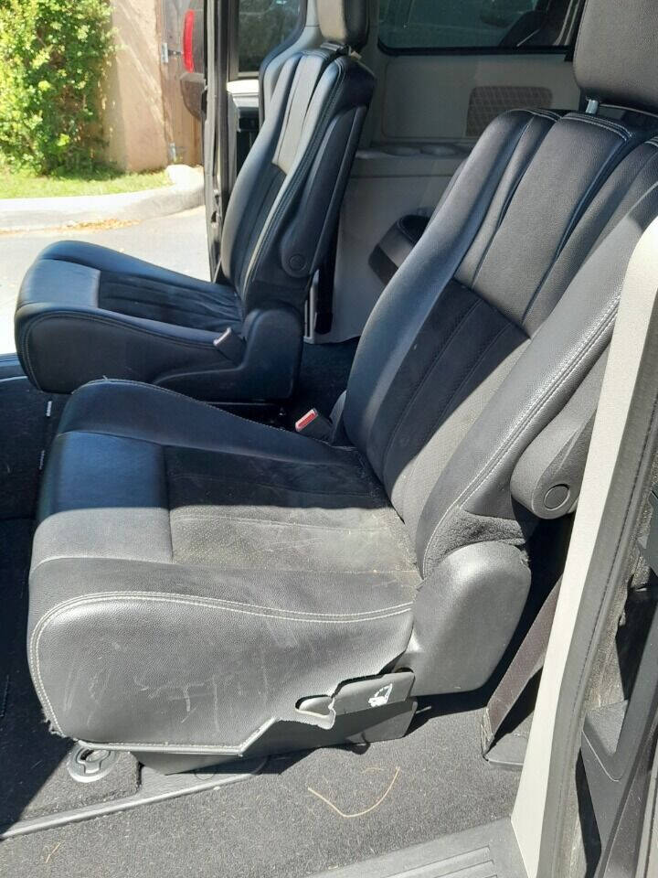 2017 Dodge Grand Am Minivan - $9,450