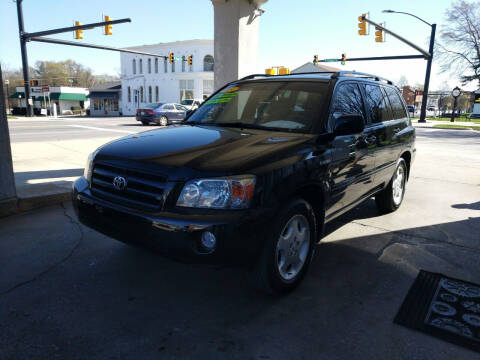 2005 Toyota Highlander for sale at ROBINSON AUTO BROKERS in Dallas NC