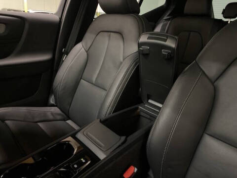 2025 Volvo XC40 B5 Plus Bright Theme