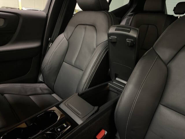 2025 Volvo XC40 B5 Plus Bright Theme