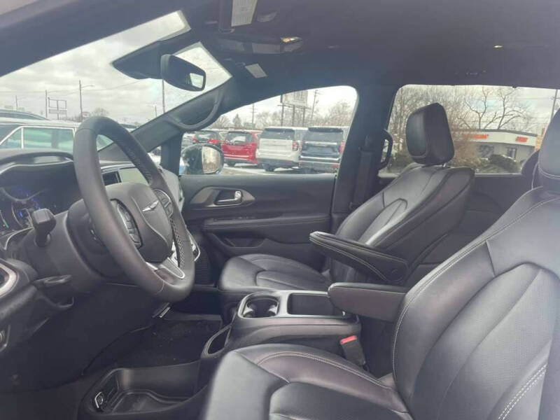 2025 Chrysler Pacifica Select