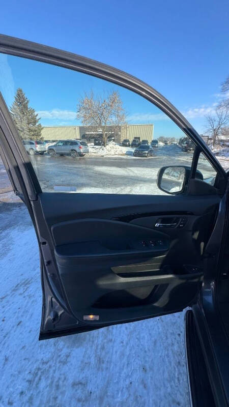 2019 Honda Pilot Touring w/Rear Captain's Chairs