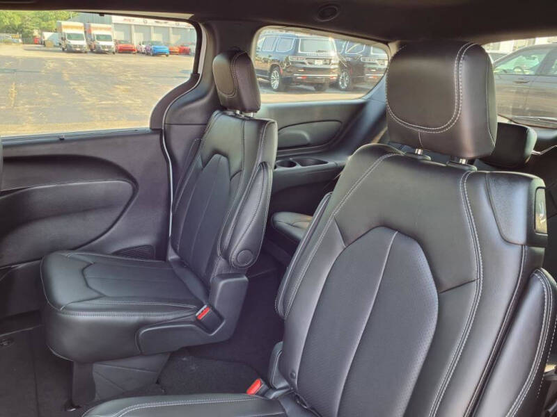 2026 Chrysler Pacifica Select