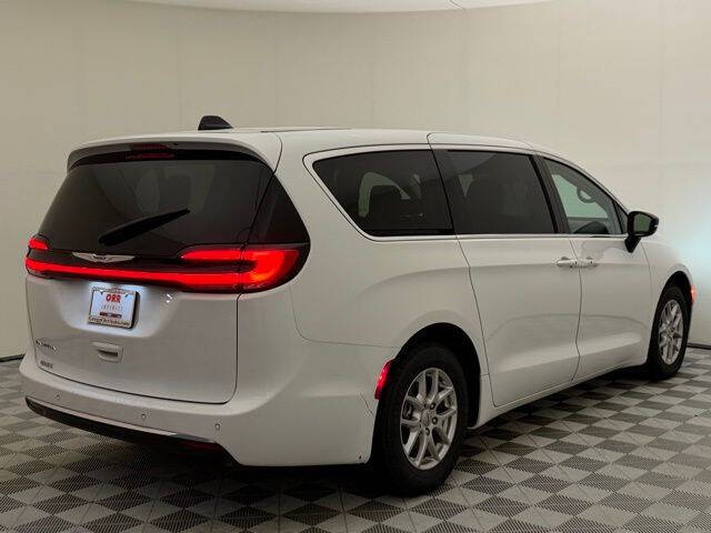 2024 Chrysler Pacifica Touring L - Photo 13