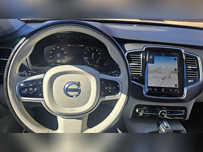 2017 Volvo XC90 T6 Momentum
