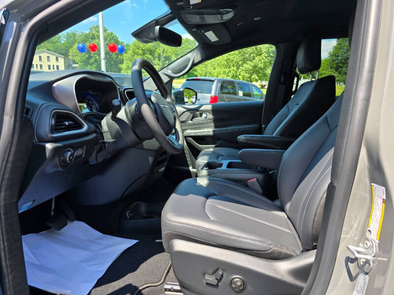 2025 Chrysler Pacifica Select