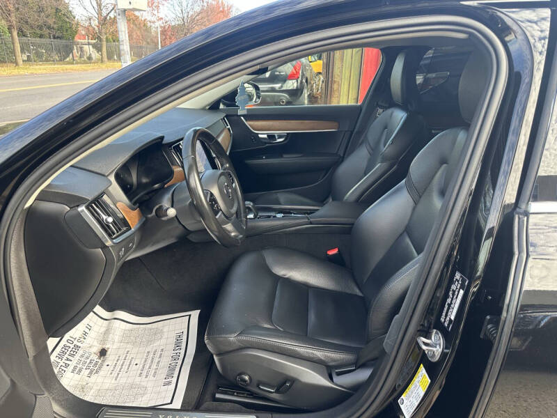 2022 Volvo S90 B6 Momentum