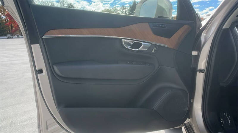 2025 Volvo XC90 B5 Plus Bright Theme