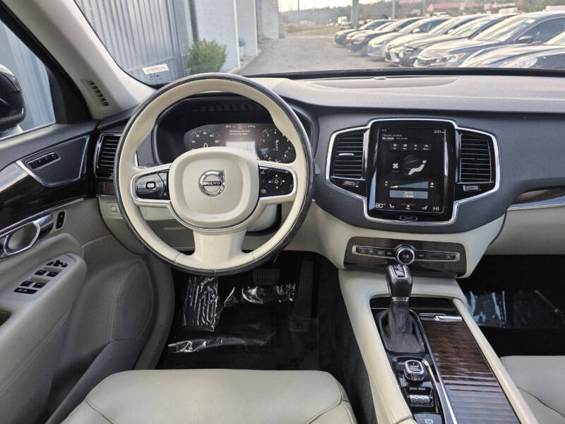 2016 Volvo XC90 T6 Momentum