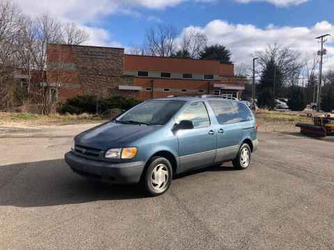 2000 Toyota Sienna for sale at DILLON LAKE MOTORS LLC in Zanesville OH