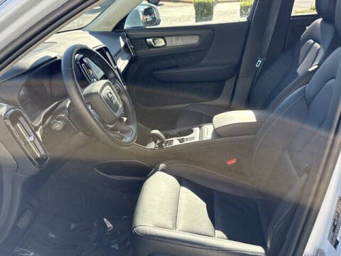 2025 Volvo XC40 B5 Core Bright Theme