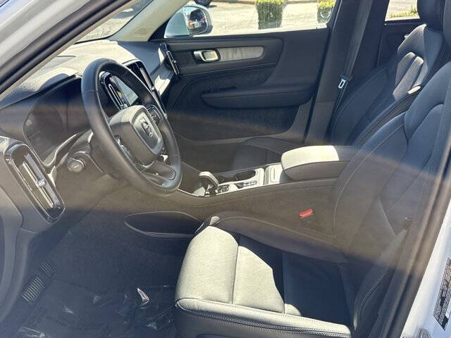 2025 Volvo XC40 B5 Core Bright Theme