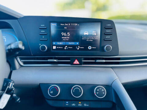 2025 Hyundai Elantra SE