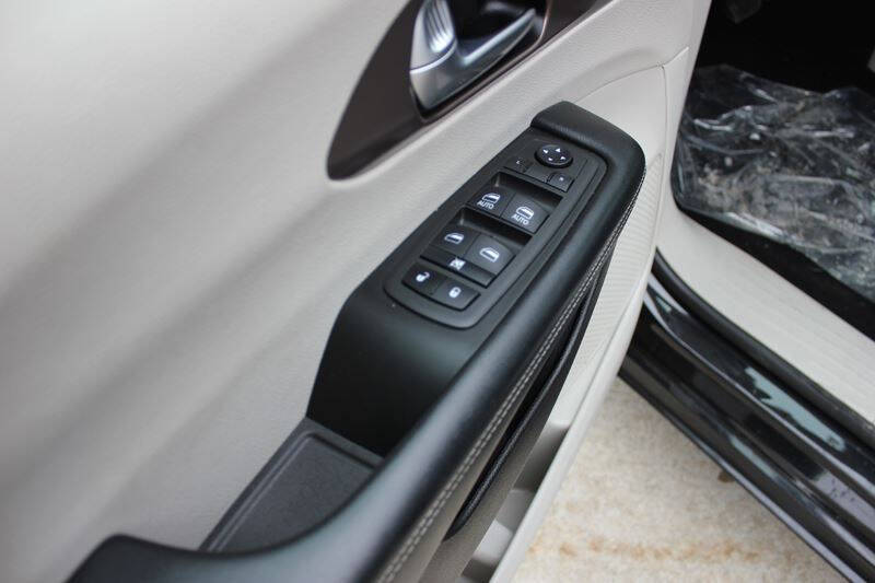 2022 Chrysler Voyager LX