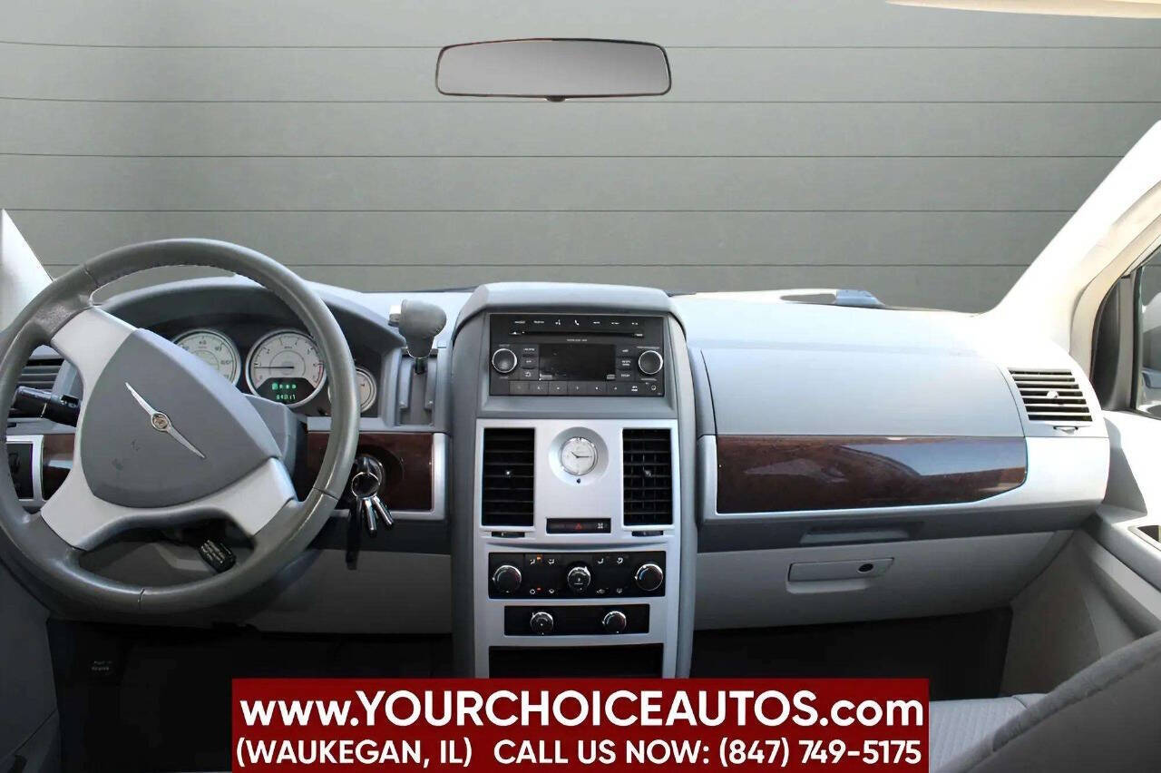 ChryslerTown and Country30