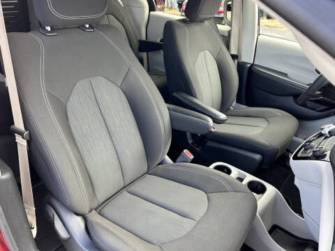 2022 Chrysler Voyager LX