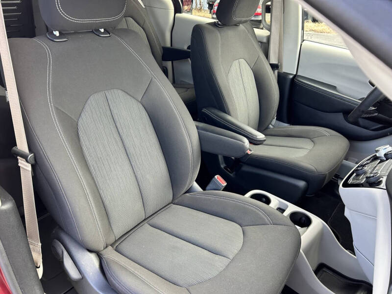 2022 Chrysler Voyager LX