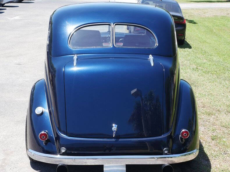 1937 Ford Deluxe