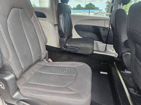 2022 Chrysler Voyager LX