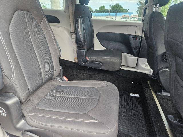 2022 Chrysler Voyager LX