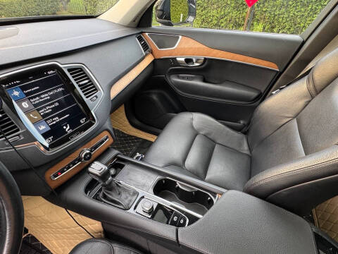 2022 Volvo XC90 T5 Momentum