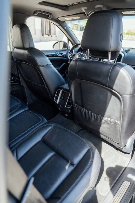 2017 Porsche Cayenne Platinum Edition