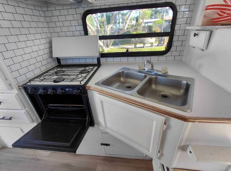 2013 Ford LANCE CAMPER 19