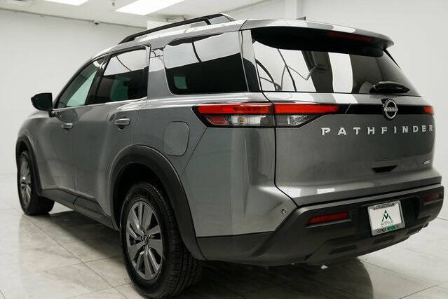 2025 Nissan Pathfinder SV