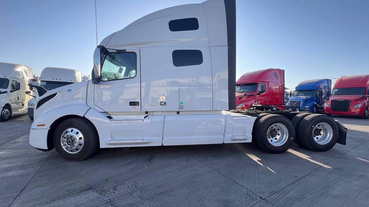 2023 VOLVO VNL 760 SLEEPER 500 HP for sale at KING TRUCK TRAILER SALES in Bakersfield, CA