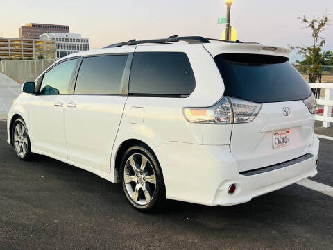 2014 Toyota Sienna SE 8-Passenger