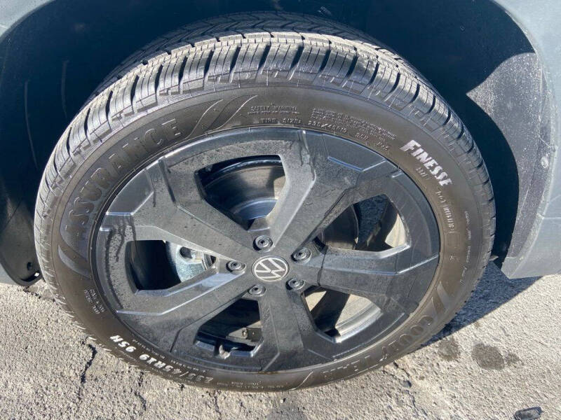 2025 Volkswagen Taos SE Black 4Motion