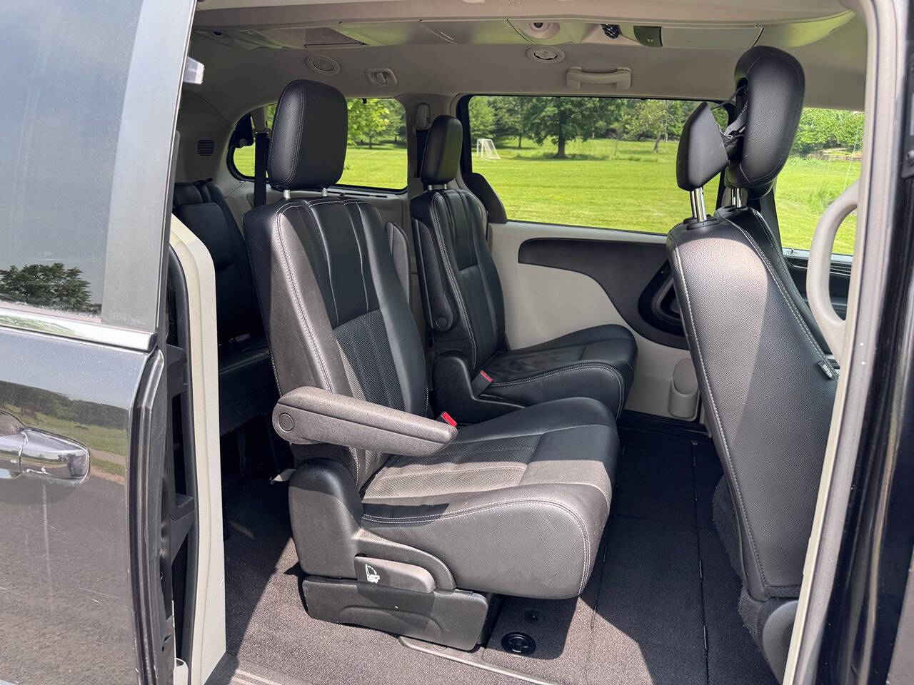 2014 Chrysler Town and Country 14