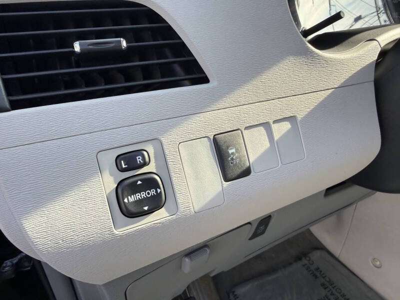 2011 Toyota Sienna LE 7-Passenger Auto Access Seat