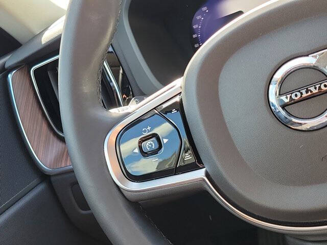 2024 Volvo XC60 B5 Plus Dark Theme