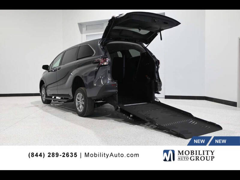 2025 Toyota Sienna LE 8-Passenger