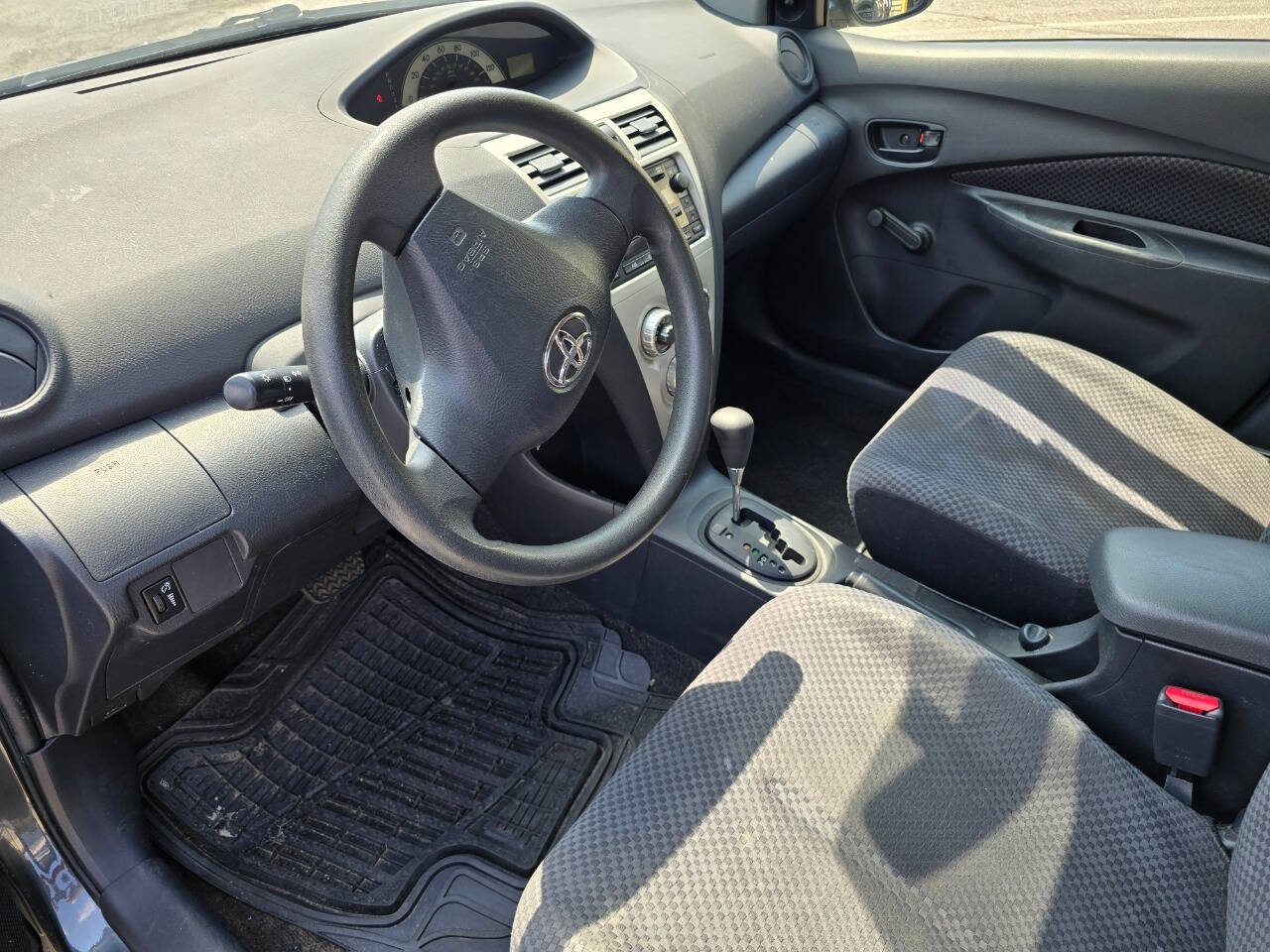 2007 Toyota Yaris for sale at QUEENSGATE AUTO SALES in York, PA