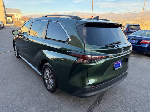2024 Toyota Sienna LE 8-Passenger