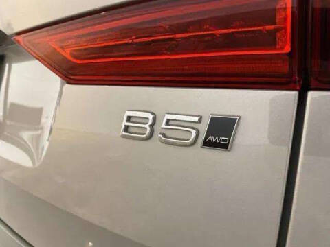 2025 Volvo XC60 B5 Core Dark Theme