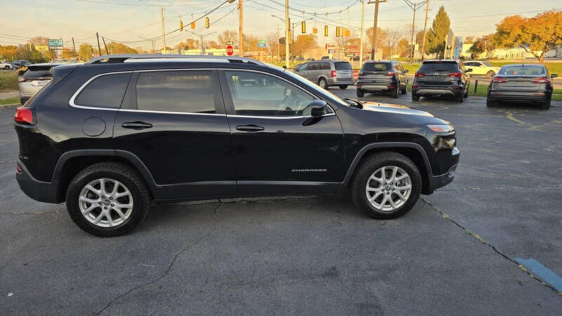 2017 Jeep Cherokee Latitude photo 2