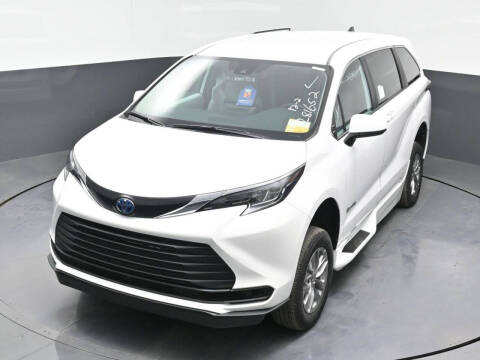 2025 Toyota Sienna LE 8-Passenger