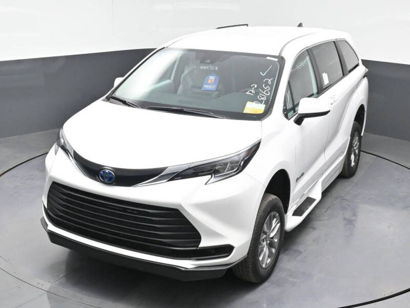 2025 Toyota Sienna LE 8-Passenger