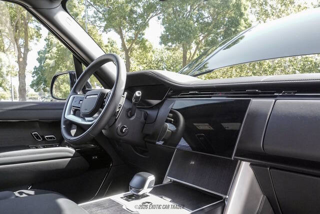 2026 Land Rover Range Rover P615 SV