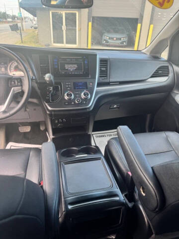 2017 Toyota Sienna SE 8-Passenger